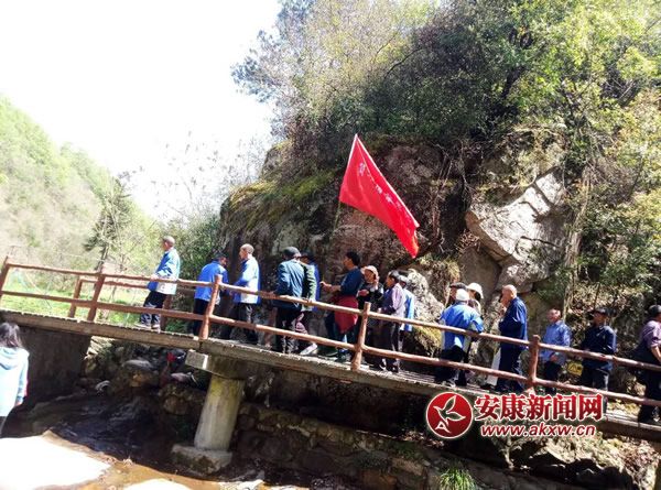 寧陜縣五保老人春游 (1).jpg