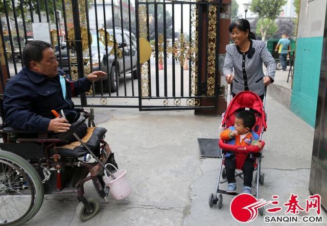 輪椅保安成小區(qū)“守護(hù)神” 當(dāng)班十年獲業(yè)主點(diǎn)贊