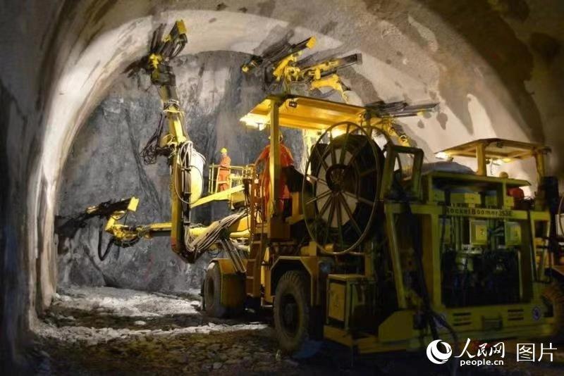 11月4日,寶漢高速鳳縣段施工現(xiàn)常