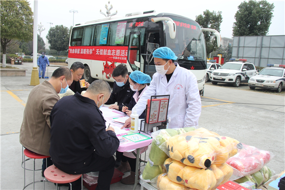 人民警察一心為民，捋袖捐血鐵血柔情——安康市公安局積極開展冬季獻(xiàn)血活動