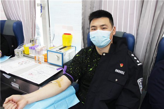 人民警察一心為民，捋袖捐血鐵血柔情——安康市公安局積極開展冬季獻(xiàn)血活動