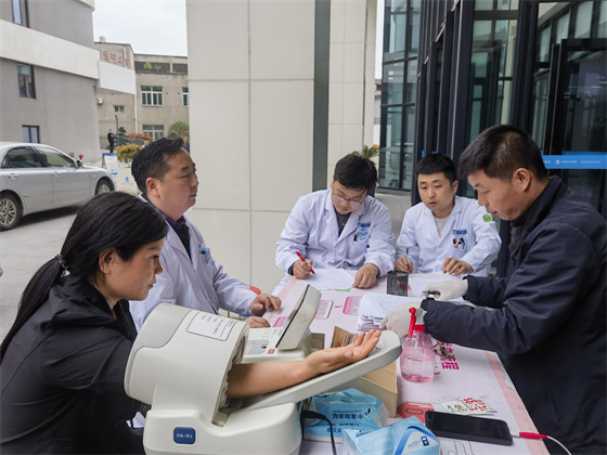 一“臂”之力，踐行醫(yī)者擔(dān)當(dāng)——安康市中心血站聯(lián)合漢濱區(qū)第三人民醫(yī)院開展無償獻(xiàn)血活動