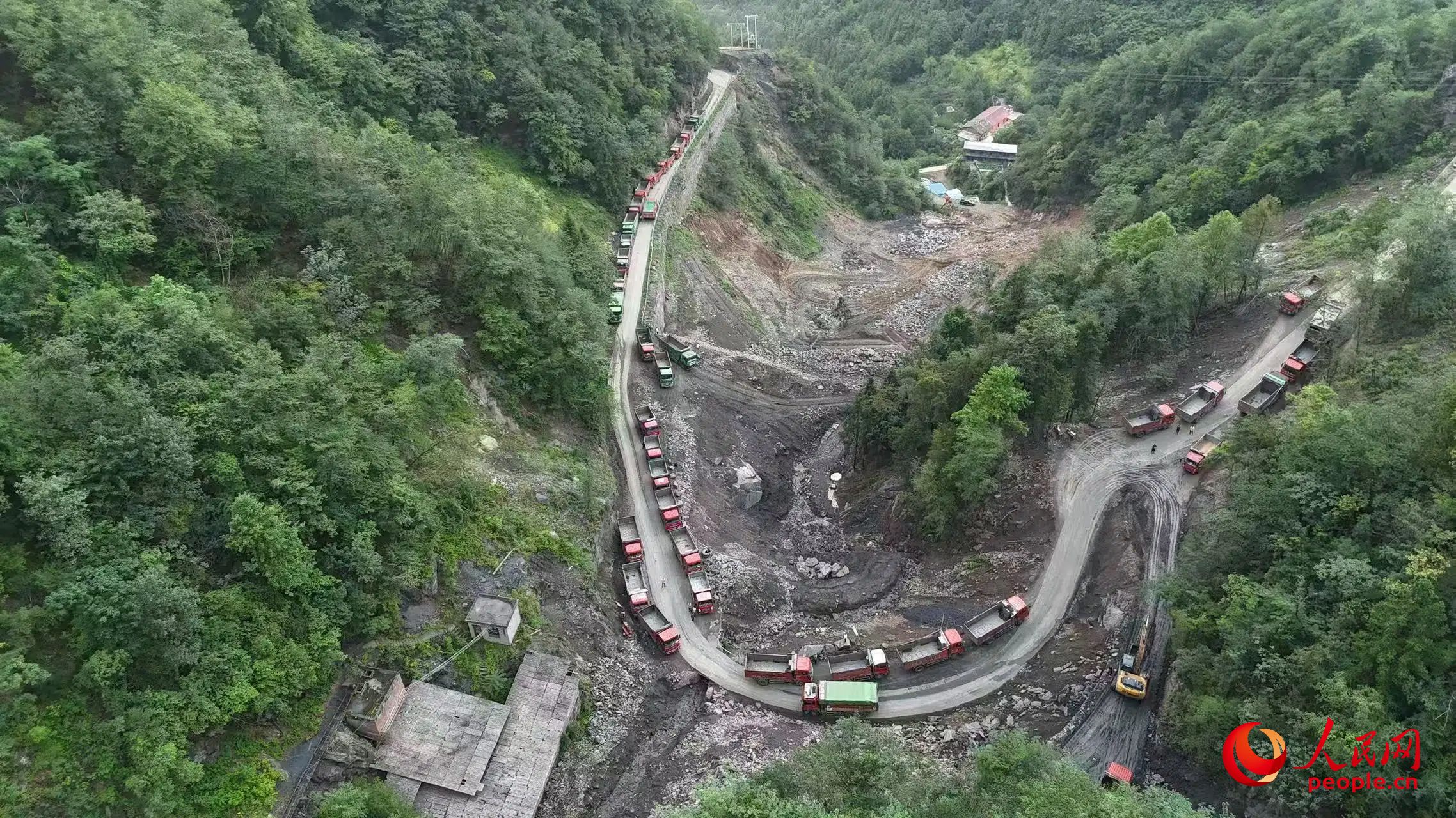 清運(yùn)礦渣的卡車停在工區(qū)。受訪者供圖