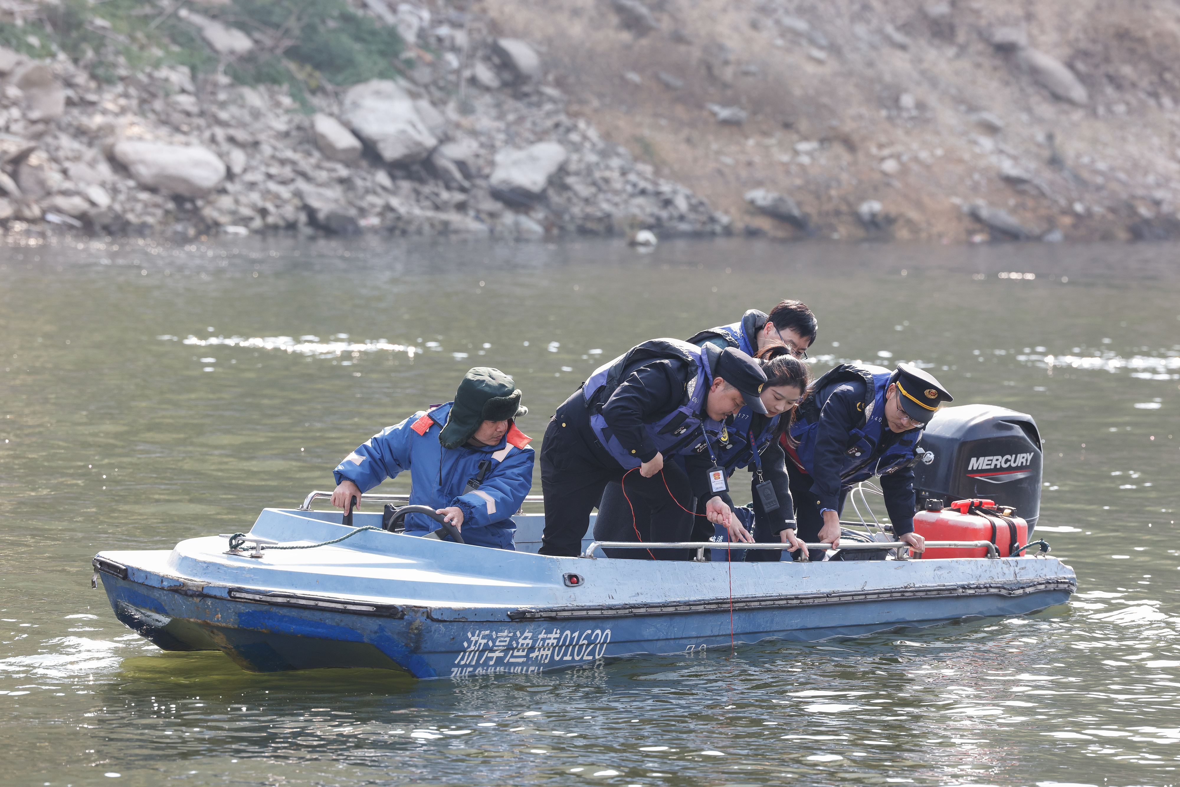 2025年12月4日，浙江杭州淳安縣與安徽黃山歙縣紀(jì)檢監(jiān)察干部及綜合行政執(zhí)法人員對(duì)浙皖交界的新安江鳩坑口水域進(jìn)行常態(tài)化巡河，共同保護(hù)漁業(yè)資源和水域生態(tài)環(huán)境。