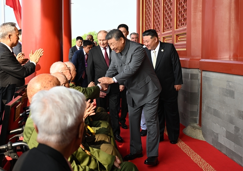 2025年9月3日，習近平總書記同抗戰(zhàn)老戰(zhàn)士老同志代表親切握手，向他們表示崇高敬意。
